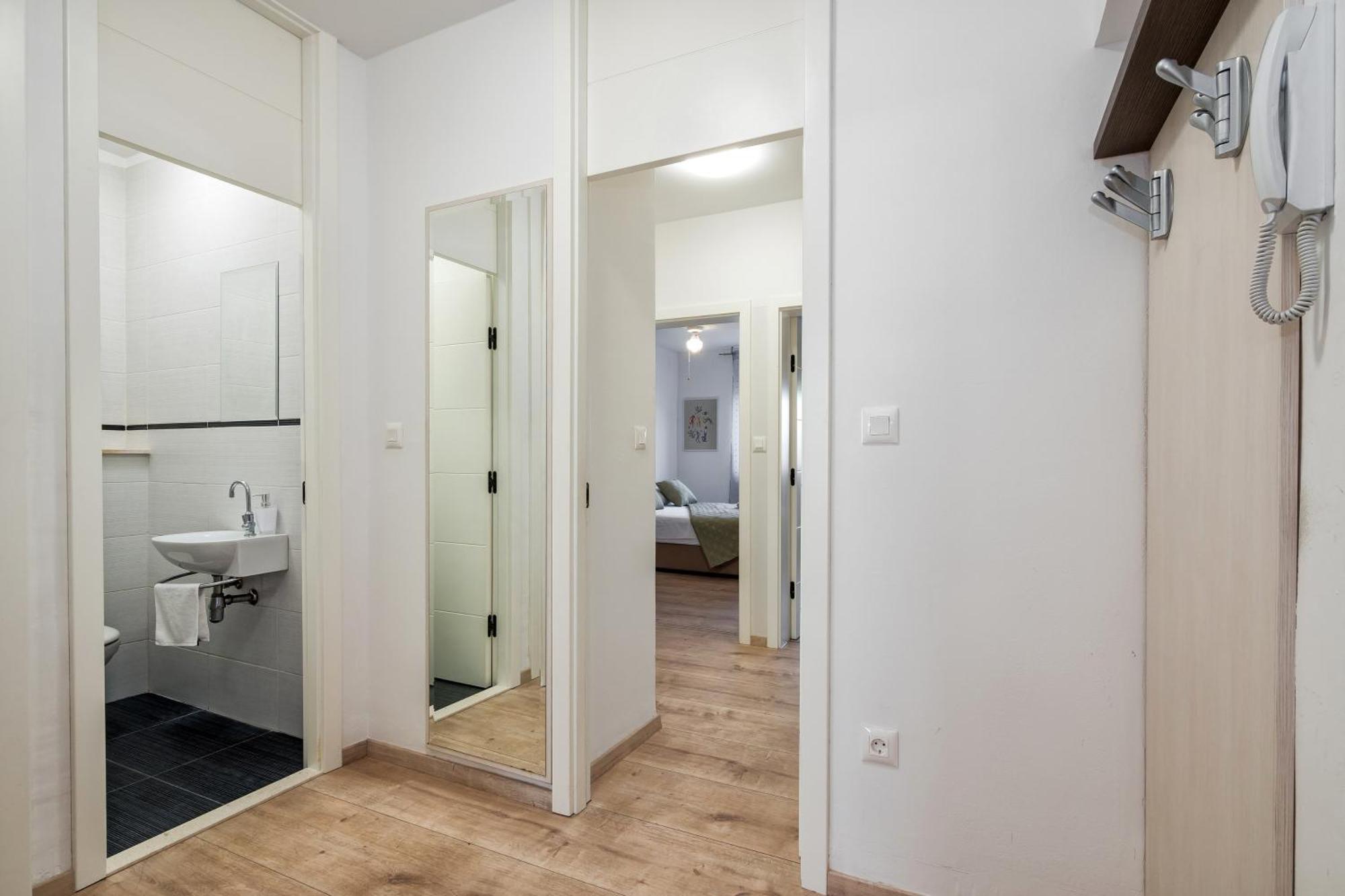3-Bedroom Sea View Apartment - Balcony, Elevator - Spinut, Split Exteriér fotografie
