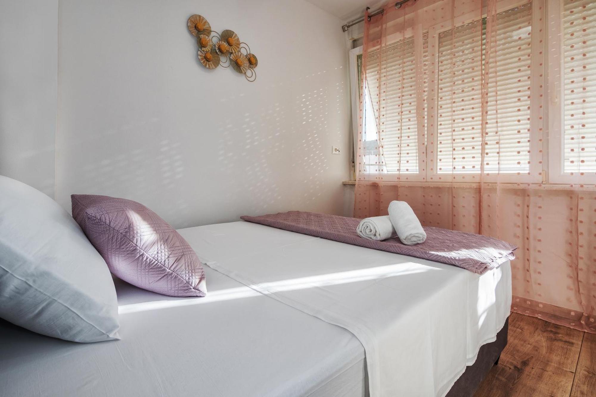 3-Bedroom Sea View Apartment - Balcony, Elevator - Spinut, Split Exteriér fotografie